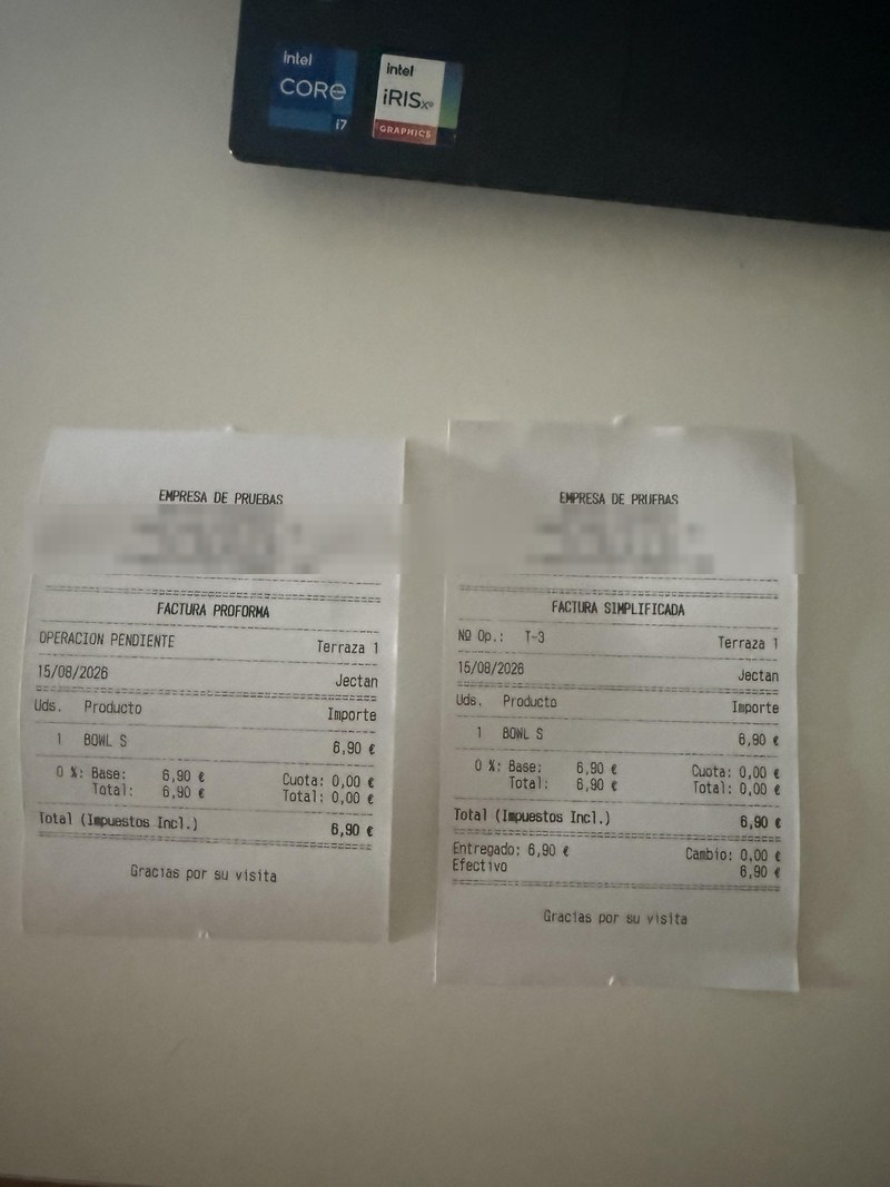 Dos tickets impresos: una factura proforma y una factura simplificada.